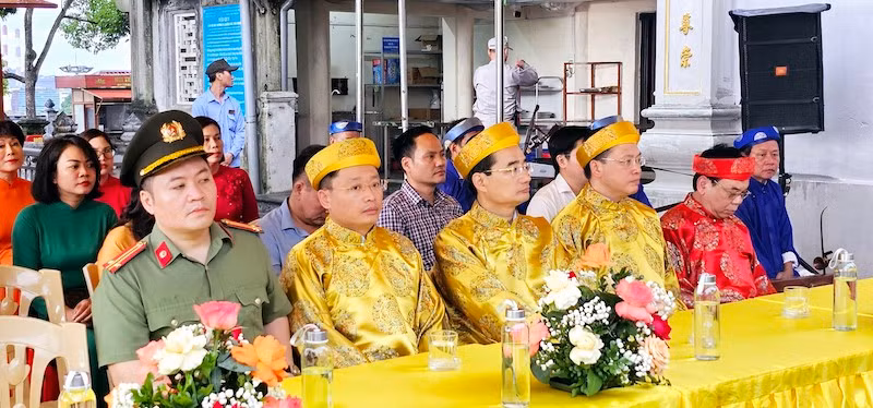 Các đại biểu và đông đảo nhân dân và du khách tham dự lễ hội Đền Cửa Ông.