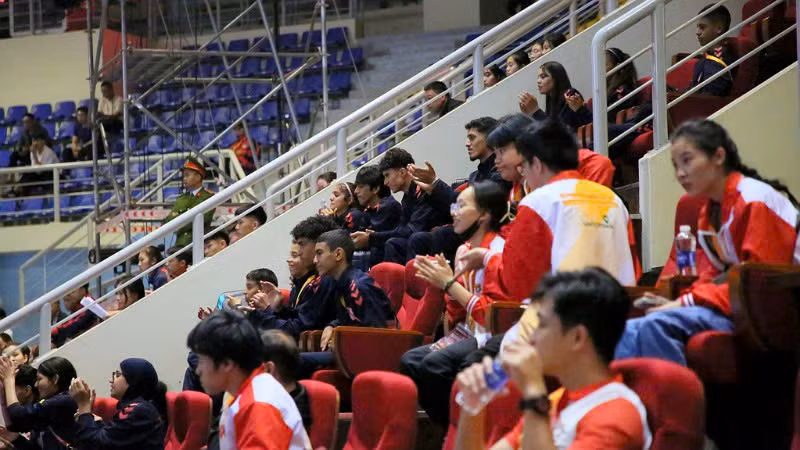 Các vận động viên thi đấu trong sự cổ vũ nhiệt tình của các khán giả.