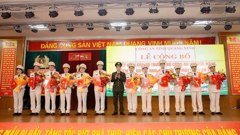 Trao Quyết định của Giám đốc Công an tỉnh về việc điều động lãnh đạo cấp phòng, công an cấp huyện.