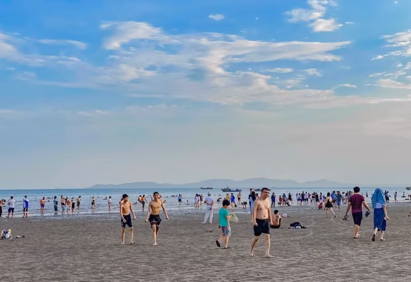 Bãi biển Trà Cổ là địa điểm yêu thích của nhiều du khách khi đến với thành phố địa đầu Móng Cái.