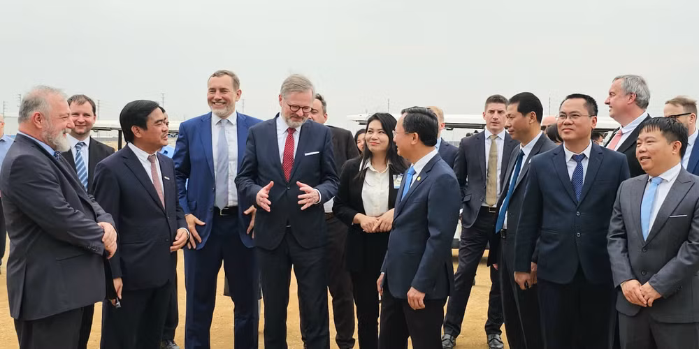 Thủ tướng Cộng hòa Séc cùng lãnh đạo tỉnh Quảng Ninh đi thăm Tổ hợp chuyên đề công nghiệp ô-tô và phụ trợ Thành Công Việt Hưng tại khu công nghiệp Việt Hưng.