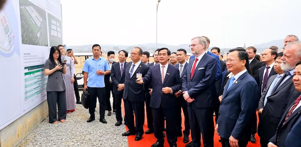 Thủ tướng Cộng hòa Séc và lãnh đạo tỉnh Quảng Ninh nghe giới thiệu về dự án lắp ráp, sản xuất xe ô-tô thương hiệu Škoda do TC Group làm chủ đầu tư.