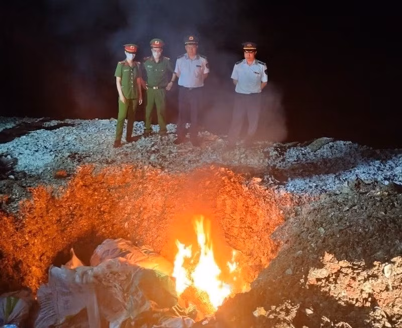 Lực lượng chức năng tiến hành tiêu hủy toàn bộ số chân vịt không rõ nguồn gốc.