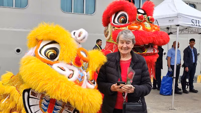 Nhiều du khách vui mừng được "xông đất" Hạ Long trong dịp Tết cổ truyền và cảm nhận được sự mến khách của người dân Quảng Ninh. Nhiều du khách vui mừng được "xông đất" Hạ Long trong dịp Tết cổ truyền và cảm nhận được sự mến khách của người dân Quảng Ninh.