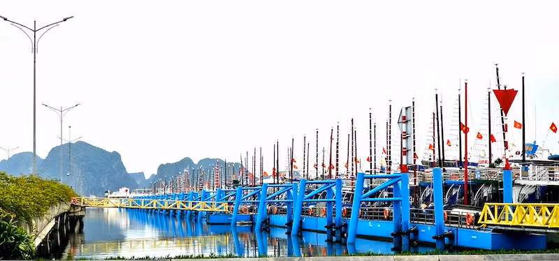 Cảng tàu khách quốc tế Hạ Long sẵn sàng đón du khách qua Cảng tham quan Vịnh Hạ Long với những điều kiện an toàn và tốt nhất.