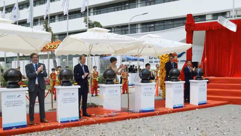 Các đại biểu bấm nút khai trương Tổ hợp văn phòng Dịch vụ Khu công nghiệp Bắc Tiền Phong.
