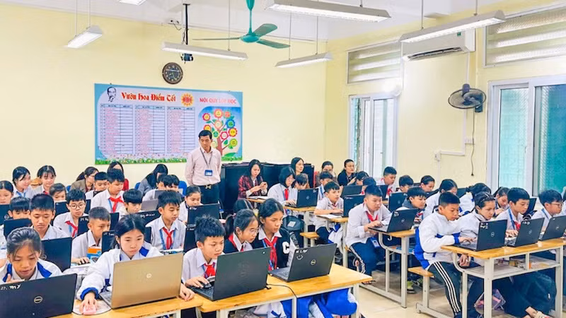 Trường trung học cơ sở Ninh Dương, thành phố Móng Cái sử dụng laptop để nghiên cứu bài giảng trên giáo án điện tử.