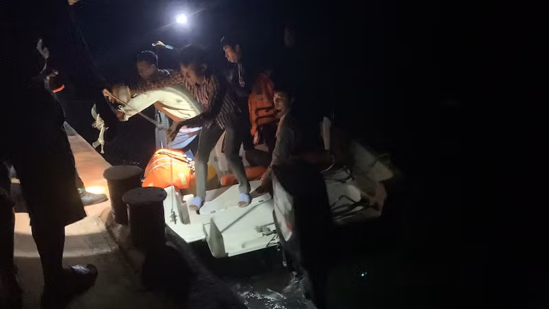 Các ngư dân được lực lượng chức năng cứu hộ thành công và đưa vào bờ an toàn.