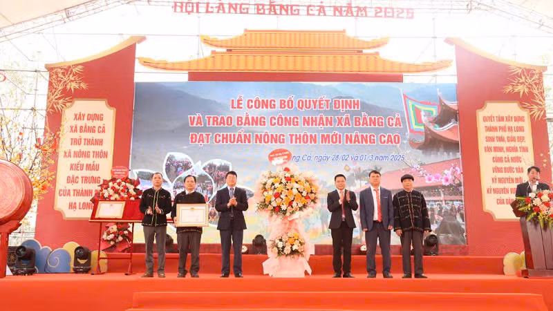 Trao Quyết định và Bằng công nhận đạt chuẩn nông thôn mới nâng cao cho xã Bằng Cả, thành phố Hạ Long.