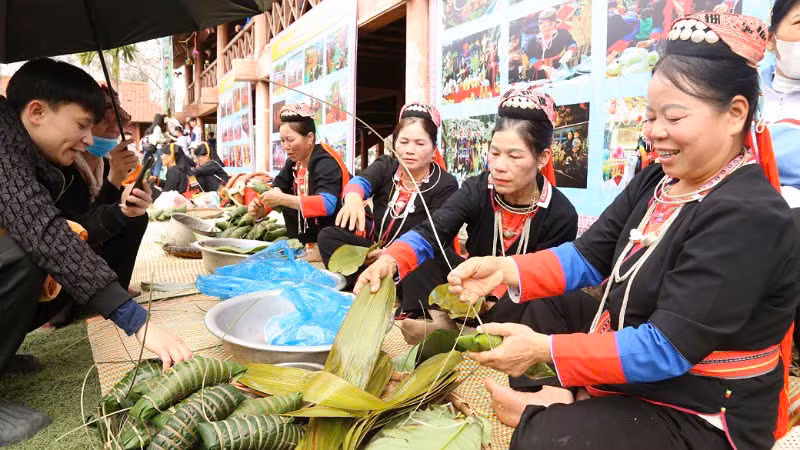 Thi gói bánh chưng gù tại Lễ khai hội làng Bằng Cả năm 2025.