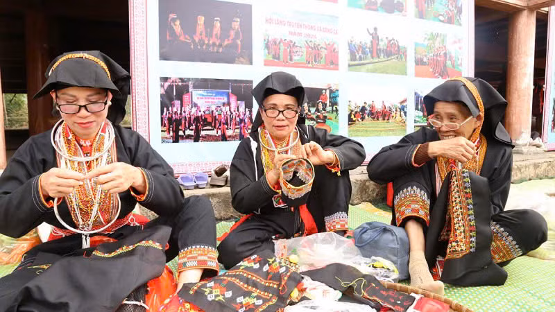 Trình diễn thêu họa tiết trang phục truyền thống tại Lễ hội làng Bằng Cả năm 2025.