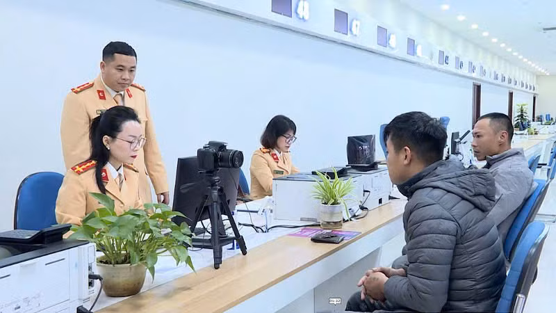 Công an tỉnh Quảng Ninh tiếp nhận, hướng dẫn công dân cấp đổi giấy phép lái xe.