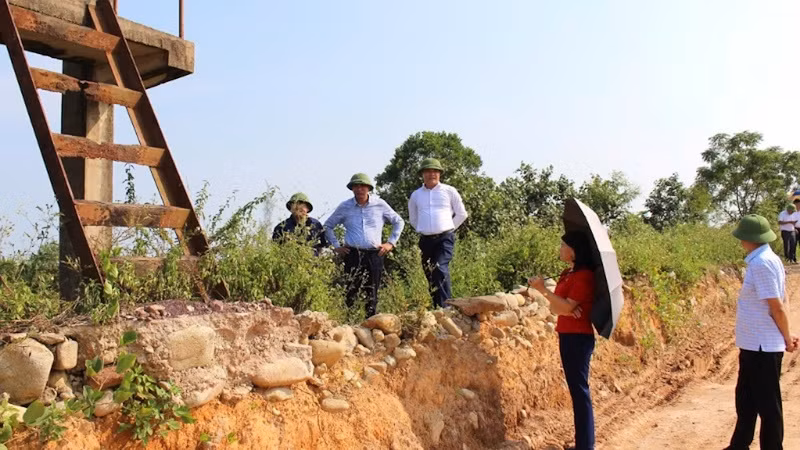 Lãnh đạo huyện Đầm Hà kiểm tra các điểm có nguy cơ sạt lở để có phương án phòng, chống khi bão số 3 đổ bộ vào đất liền.