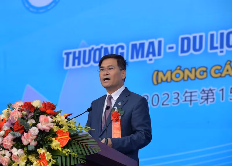 Phó Chủ tịch Ủy ban nhân dân tỉnh Quảng Ninh Bùi Văn Khắng phát biểu chào mừng khai mạc Hội chợ.