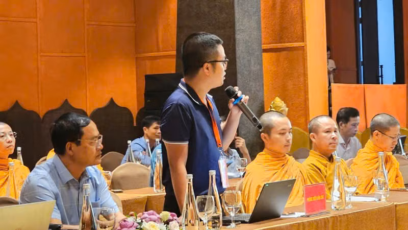 Các nhà báo trao đổi với Ban tổ chức.