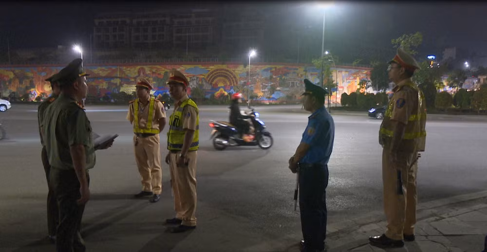 Kiểm tra điều lệnh tại các chốt đang làm nhiệm vụ bảo đảm trật tự an toàn giao thông.