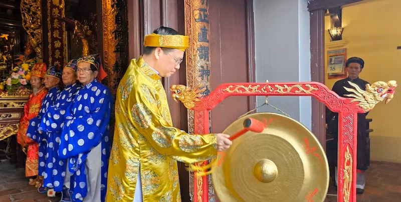 Lãnh đạo thành phố Cẩm Phả gióng trống và gióng chiêng khai hội Đền Cửa Ông.