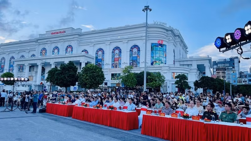 Quang cảnh khai mạc Lễ hội "Vượt sóng Hạ Long-2024".