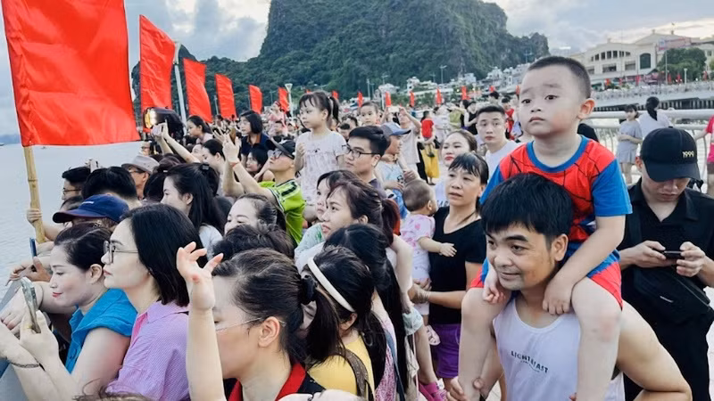 Đông đảo nhân dân và du khách vô cùng thích thú và mãn nhãn với các màn trình diễn tại lễ hội.