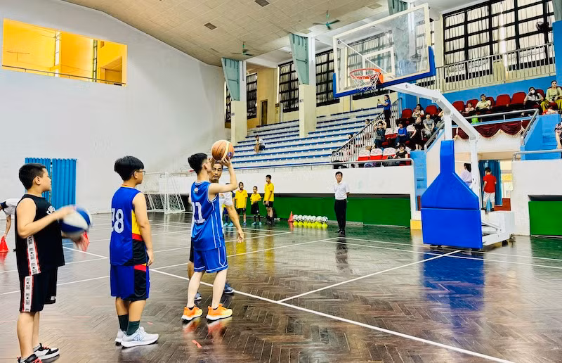 Bộ môn bóng rổ thu hút nhiều em nam tham gia.