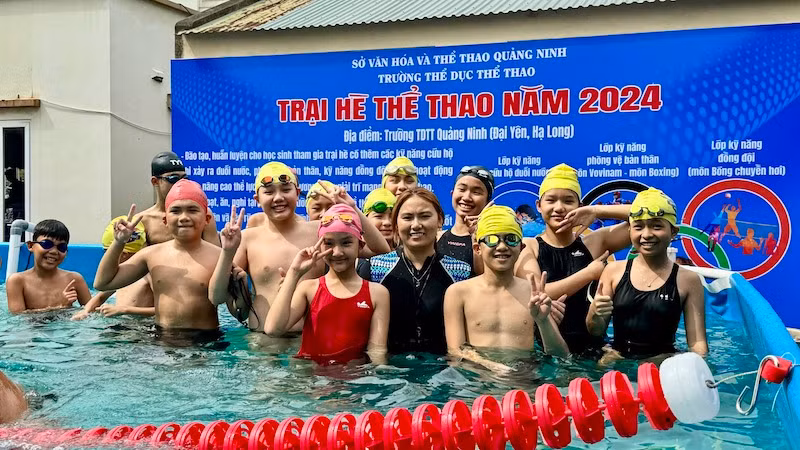 Lớp học bơi thu hút nhiều em tham gia.