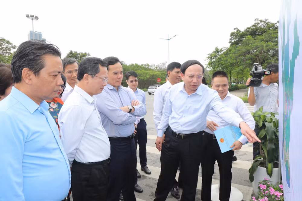 Bí thư Tỉnh ủy Quảng Ninh Nguyễn Xuân Ký báo cáo Phó Thủ tướng Trần Lưu Quang một số khó khăn, vướng mắc trong quá trình phát triển của Quảng Ninh.