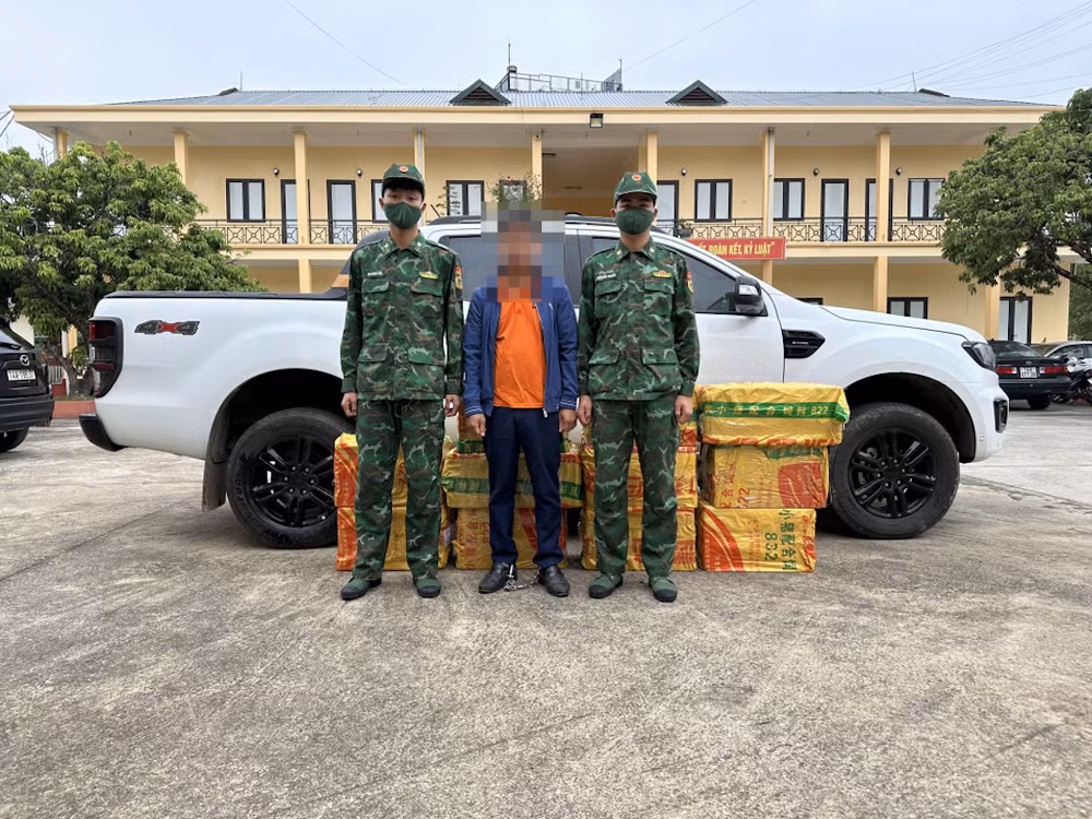 Đối tượng Phúc cùng tang vật bị lực lượng Bộ đội Biên phòng Quảng Ninh bắt giữ.