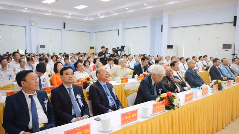 Các đại biểu dự lễ kỷ niệm 70 năm thành lập Công ty Than Hòn Gai-TKV.