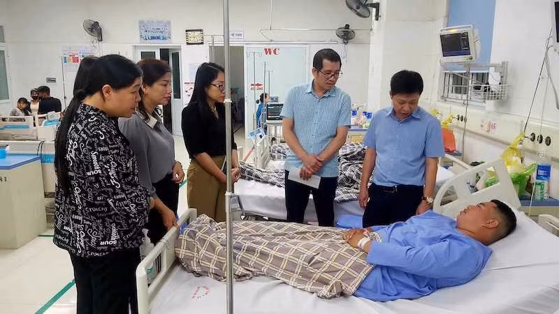 Đoàn công tác của Bộ Giáo dục và Đào tạo đến thăm hỏi các cháu học sinh bị thương tại Trung tâm Y tế Hải Hà.