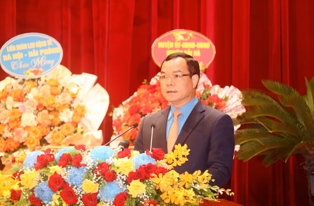 Chủ tịch Tổng Liên đoàn Lao động Việt nam Nguyễn Đình Khang phát biểu chỉ đạo Đại hội.
