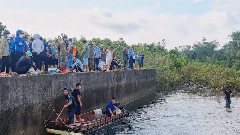 Các lực lượng chức năng và người dân đang tích cực tìm kiếm nạn nhân còn lại.