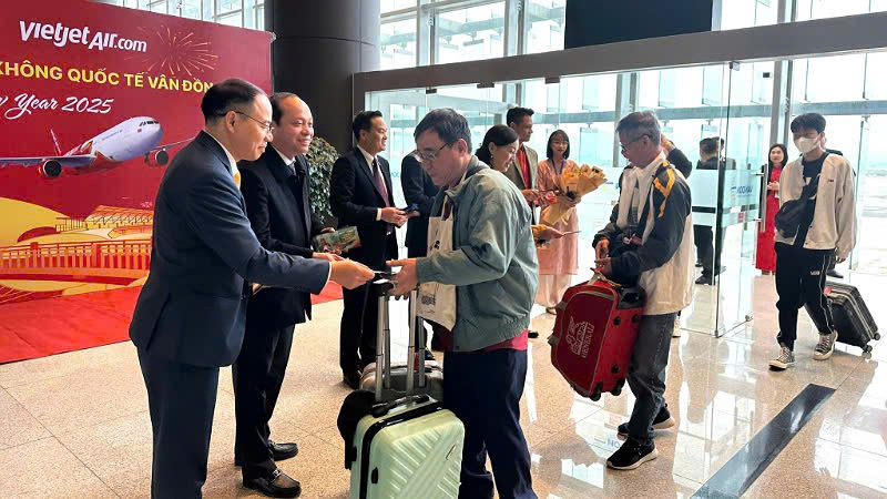 Các du khách được lì xì ngay khi "xông đất" Cảng hàng không Vân Đồn, Quảng Ninh.