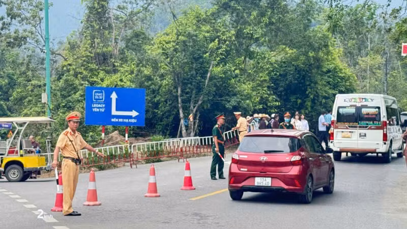 Lực lượng chức năng ứng trực 24/24 giờ để điều tiết giao thông, bảo đảm cho nhân dân và du khách về chiêm bái xá lợi Đức Phật được an toàn, thuận tiện.