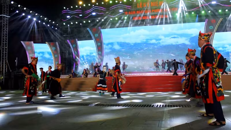 Văn hóa truyền thống các dân tộc được tôn vinh trong chương trình nghệ thuật tại lễ kỷ niệm.