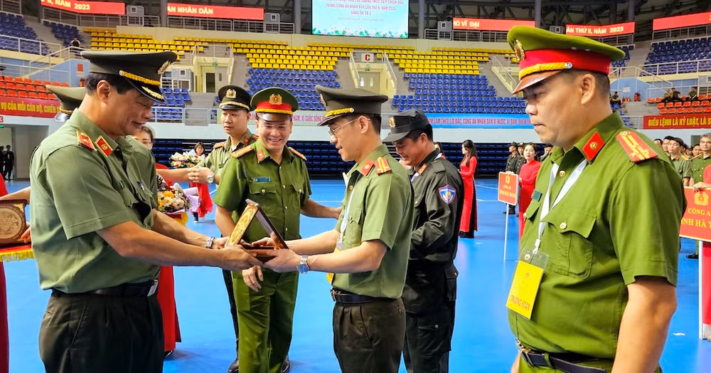 Lãnh đạo Bộ Công an tặng hoa và lưu niệm cho các đoàn tham gia Hội thi.