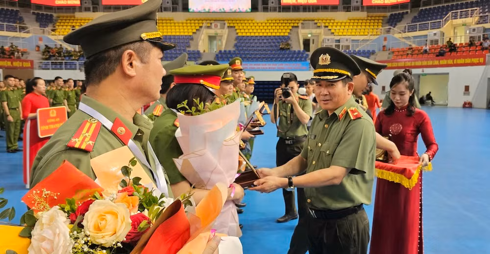 Thiếu tướng Đinh Văn Nơi, Giám đốc Công an tỉnh Quảng Ninh, tặng hoa và lưu niệm cho các đoàn tham gia Hội thi.
