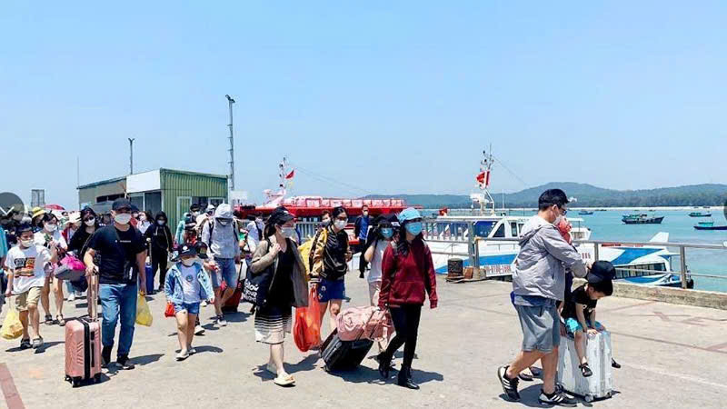 Du khách ra đảo Cô Tô tham quan, trải nghiệm ngày càng tăng mạnh.