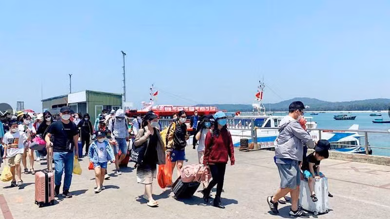 Du khách ra đảo Cô Tô tham quan, trải nghiệm ngày càng tăng mạnh.