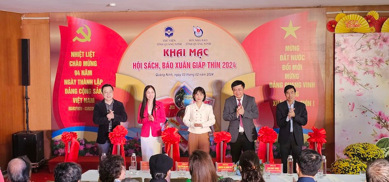 Các đại biểu cắt băng khai mạc Hội sách, báo Xuân Giáp Thìn 2024.