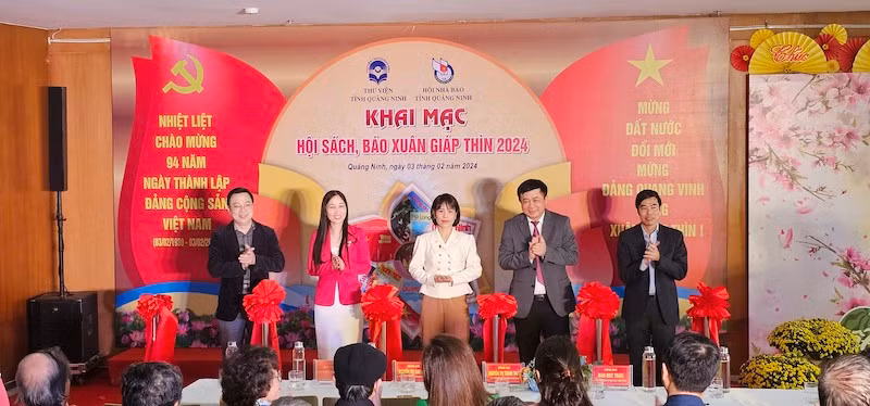 Các đại biểu cắt băng khai mạc Hội sách, báo Xuân Giáp Thìn 2024.