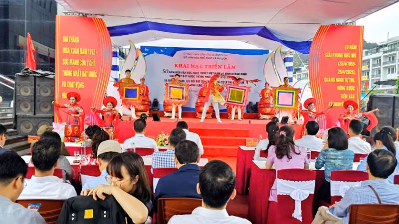 Quang cảnh khai mạc Triển lãm.