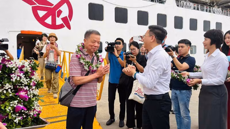 Lãnh đạo Sở văn hoá, Thể thao và Du lịch Quảng Ninh chào mừng du khách tàu biển đến Quảng Ninh trong ngày 30/4.