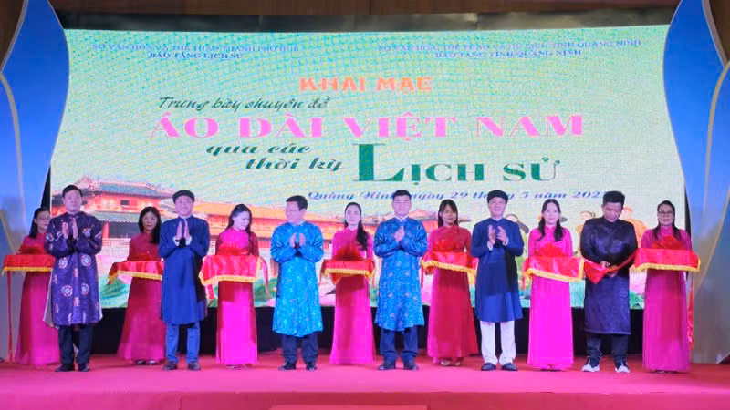 Các đại biểu cắt băng khai mạc triển lãm.