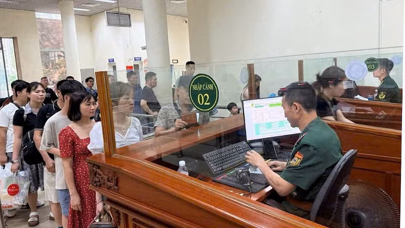 Bộ đội Biên phòng Quảng Ninh làm thủ tục xuất, nhập cảnh cho du khách .