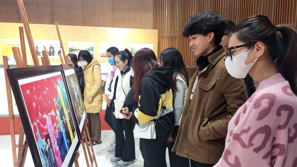 Triển lãm thu hút học sinh, sinh viên đến tìm hiểu về ý nghĩa Ngày thành lập Đảng Cộng sản Việt Nam 3/2.