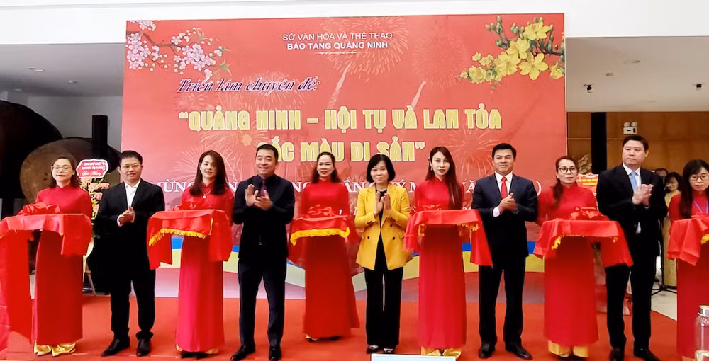 Các đại biểu cắt băng khai mạc Triển lãm "Quảng Ninh - Hội tụ và lan tỏa sắc màu di sản".