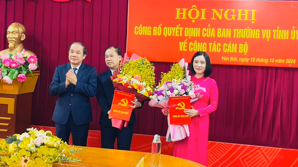Phó Bí thư Thường trực Tạ Văn Long trao quyết định và hoa cho các đồng chí vừa được bổ nhiệm. (Ảnh: THANH SƠN)