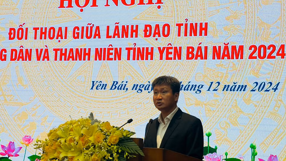 Bí thư Tỉnh ủy, Chủ tịch Ủy ban nhân dân tỉnh Trần Huy Tuấn trả lời ý kiến của nông dân Yên Bái. (Ảnh: THANH SƠN)