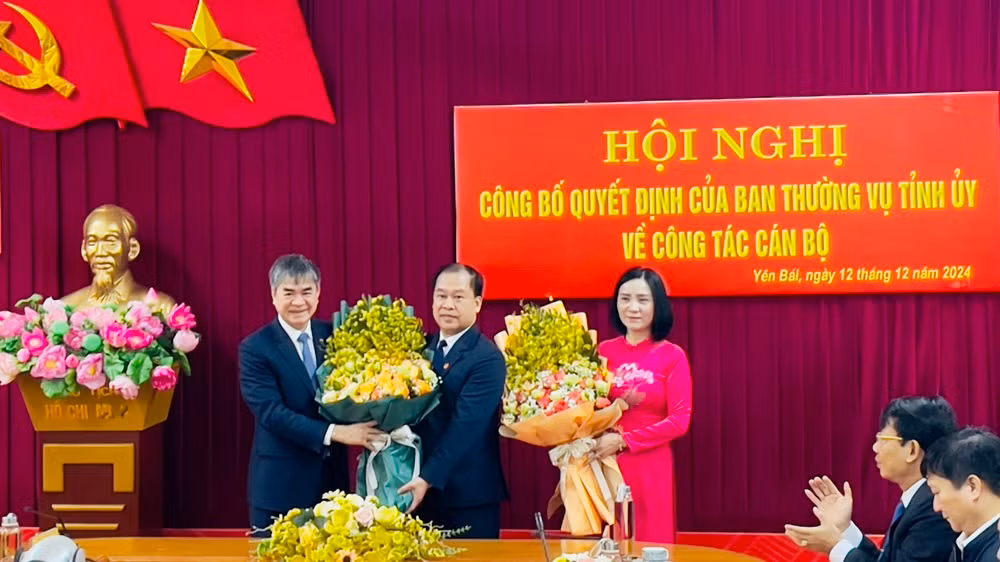 Trưởng Ban Tổ chức Chu Đình Ngữ tặng hoa chúc mừng. (Ảnh: THANH SƠN)