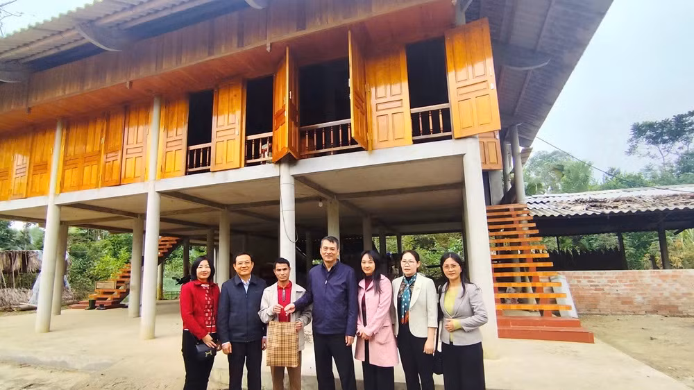 Một căn nhà vừa được xây mới từ nguồn hỗ trợ của Bộ Xây dựng. (Ảnh: THANH SƠN)